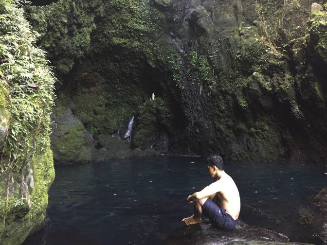  Kilangin falls man seating in the stone